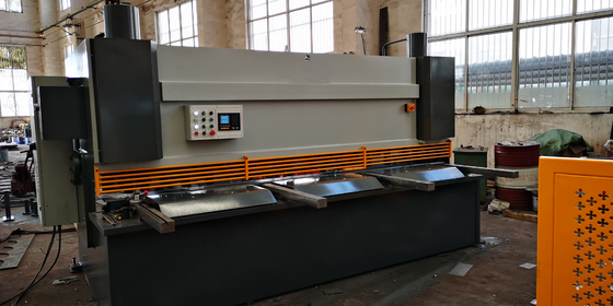 Qc12k-6x3200 মেটাল স্বয়ংক্রিয় হাইড্রোলিক গিলোটিন শিয়ারিং মেশিন 3200 মিমি